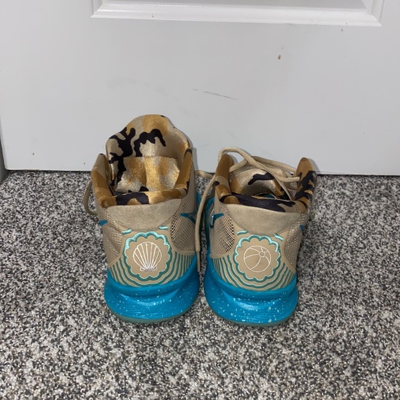 Basketball shoes - Picture 2 of 3